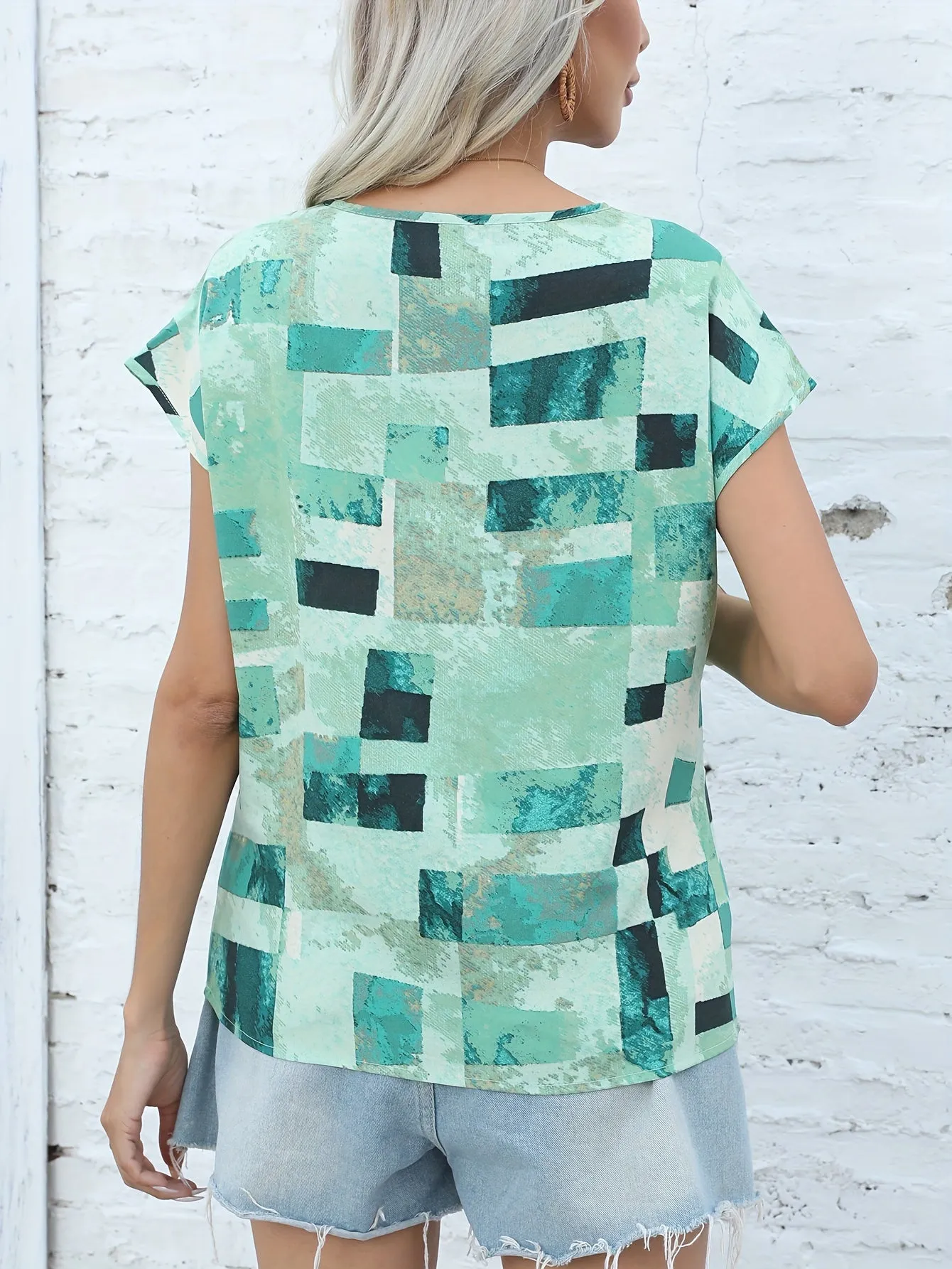 Women's Chic Geometric Aztec Print T-Shirt - Casual Crew Neck, Durable Non-Stretch Fabric, Ideal for Summer Wear